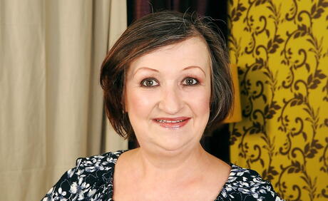 Inviting older Eve Tickler reveals big titties and spreads her legs 